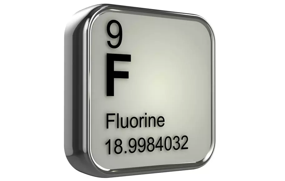 Kem đánh răng không có fluorine: một danh sách các bột nhão Nga cho răng nhạy cảm, đánh giá các loại bột nhão tốt nhất với canxi không có flo và titan dioxide. Sự khác biệt giữa dán với fluorine là gì và không có? 24053_8