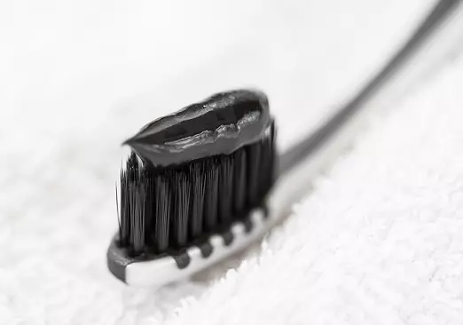 Hvordan whiten tennene dine aktiverte karbon? Whitening hjemme, fordeler og skade rengjøring. Hvor mange ganger kan du pusse tennene med kull? Vurderinger. 24065_15
