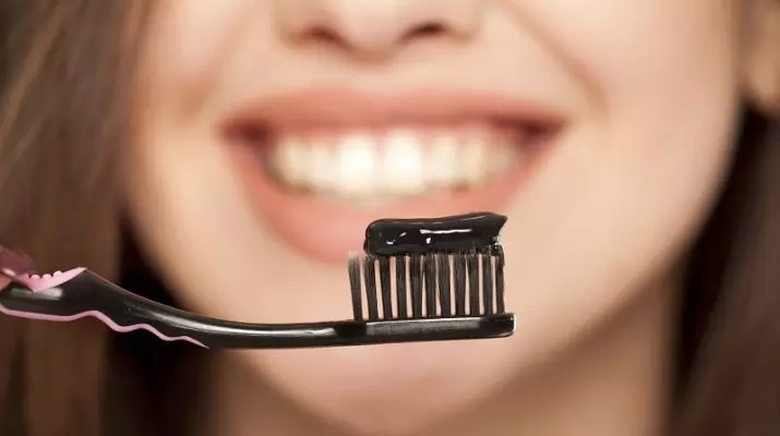 Πώς να λευκαίνουν τα δόντια σας ενεργοποιημένο άνθρακα; Λεύκανση στο σπίτι, τα οφέλη και τον καθαρισμό της βλάβης. Πόσες φορές μπορείτε να βουρτσίζετε τα δόντια σας με άνθρακα; Σχόλια 24065_2