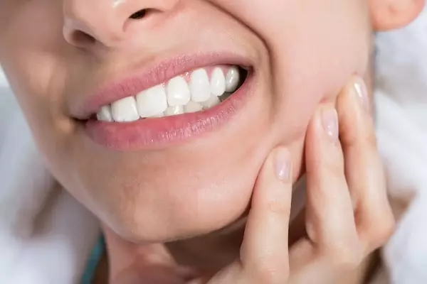 Hvordan whiten tennene dine aktiverte karbon? Whitening hjemme, fordeler og skade rengjøring. Hvor mange ganger kan du pusse tennene med kull? Vurderinger. 24065_6