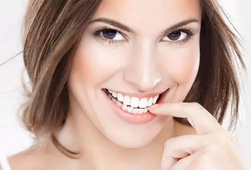 Reinigen der Zähne mit Salz: Wie säubern Sie? Schaden und Nutzen. Ist es möglich, jeden Tag zu reinigen? Wie kann man deine Zähne aufhellen? 24066_4