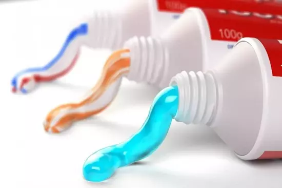 تنظيف الأسنان مع الملح: كيف لتنظيف؟ الضرر والمنفعة. هل من الممكن لتنظيف كل يوم؟ كيفية تبييض أسنانك؟ 24066_5