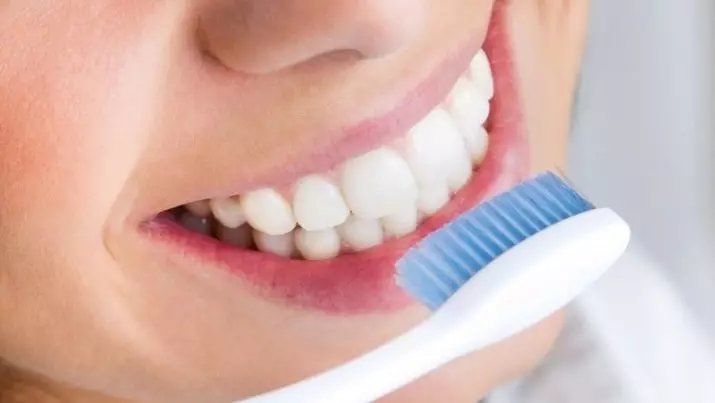 Nettoyer les dents avec du sel: comment nettoyer? Préjudice et bénéfice. Est-il possible de nettoyer tous les jours? Comment blanchir vos dents? 24066_7