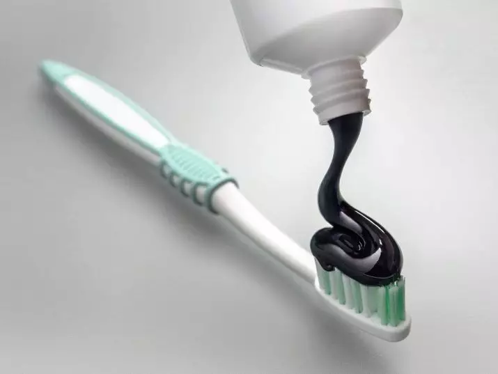 Toothpaste ireng: kanthi karbon sing diaktifake lan pring karbon, tempel ireng nganggo arang 24070_8