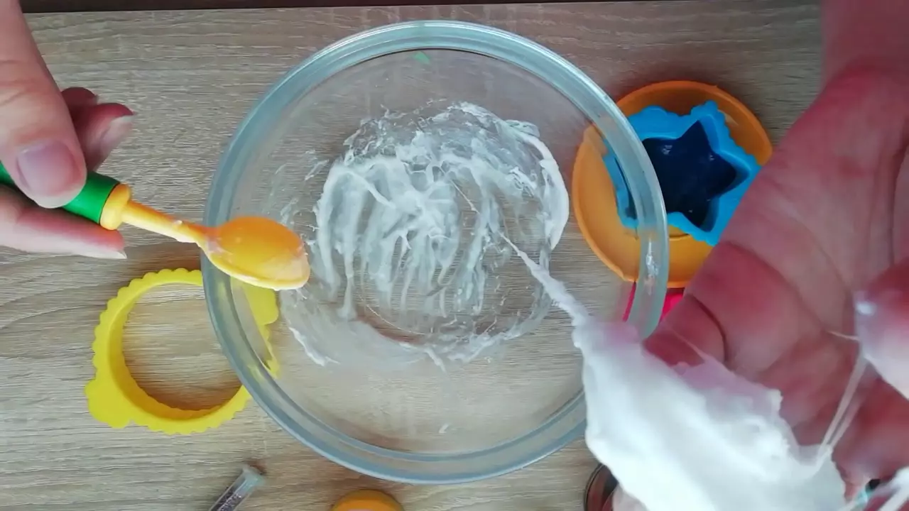 Làm thế nào để tạo một slide kem đánh răng? Lizun từ kem đánh răng và dầu gội, với xà phòng đường và lỏng, với bột và không có keo, các công thức trượt khác 24072_27