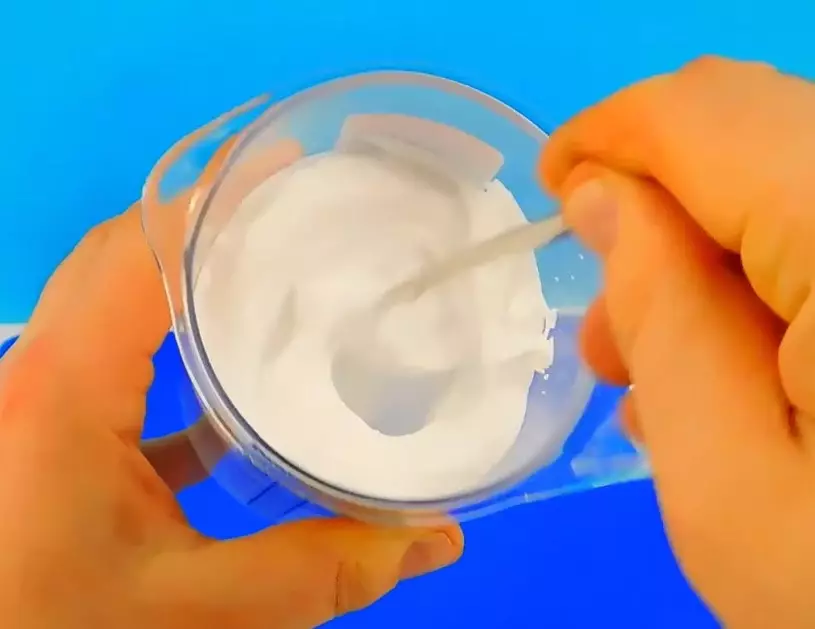 Làm thế nào để tạo một slide kem đánh răng? Lizun từ kem đánh răng và dầu gội, với xà phòng đường và lỏng, với bột và không có keo, các công thức trượt khác 24072_31