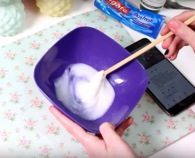 Làm thế nào để tạo một slide kem đánh răng? Lizun từ kem đánh răng và dầu gội, với xà phòng đường và lỏng, với bột và không có keo, các công thức trượt khác 24072_6