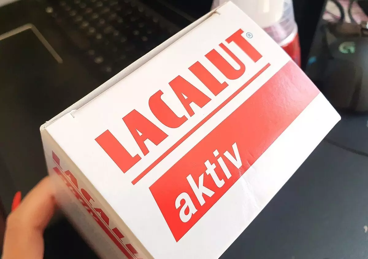 Rinsers Lacalut: AKTIV, sensitif dan putih untuk rongga mulut, komposisi dan fitur aplikasi mereka 24087_4