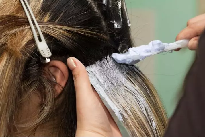 Ballozh en el pelo negro (47 fotos): tinción de cortos y largos hebras y cabello de longitud media en casa, rescate en el cabello pintado recto 24094_34