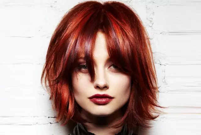 Ballow på rött hår (49 bilder): färgning av hår med medellängden, alternativ för tjejer med kort och långt hår, urval av nyanser 24107_10