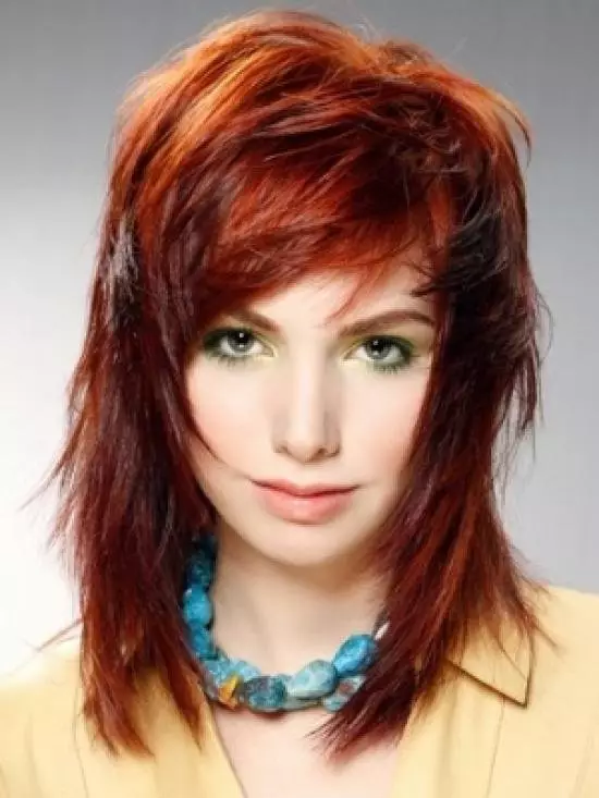 赤い髪の上の背景（49枚の写真）：中の長さの染色、短くて長い髪の女の子のためのオプション、色合いの選択 24107_11