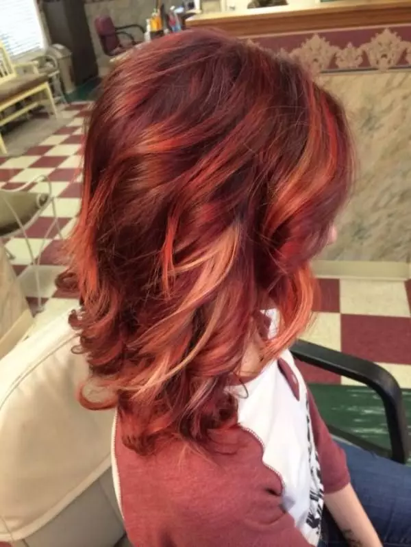 Ballow på rött hår (49 bilder): färgning av hår med medellängden, alternativ för tjejer med kort och långt hår, urval av nyanser 24107_12