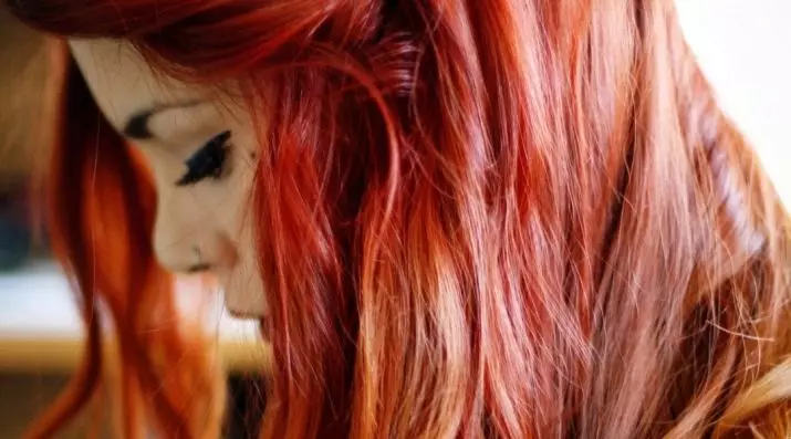 Ballow në flokë të kuq (49 foto): flokët e njollosur me gjatësi të mesme, opsionet për vajzat me flokë të shkurtër dhe të gjatë, përzgjedhjen e hijeve 24107_2