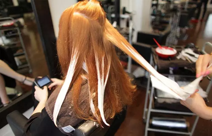 Ballow trên tóc đỏ (49 ảnh): nhuộm tóc dài trung bình, tùy chọn cho các cô gái với mái tóc ngắn và dài, lựa chọn sắc thái 24107_21
