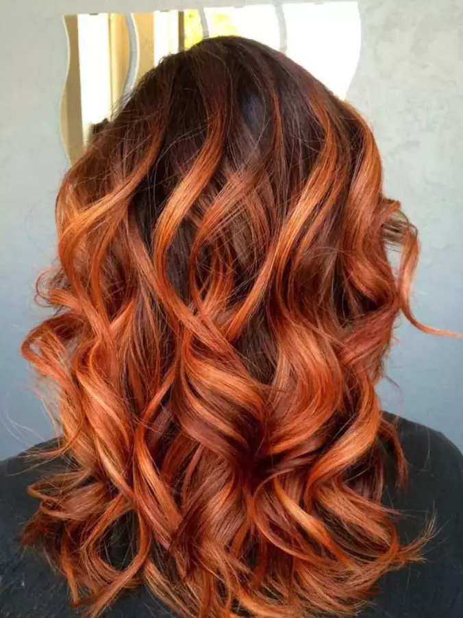 Ballow en el pelo rojo (49 fotos): tinción del cabello de longitud media, opciones para niñas con cabello corto y largo, selección de tonos 24107_23