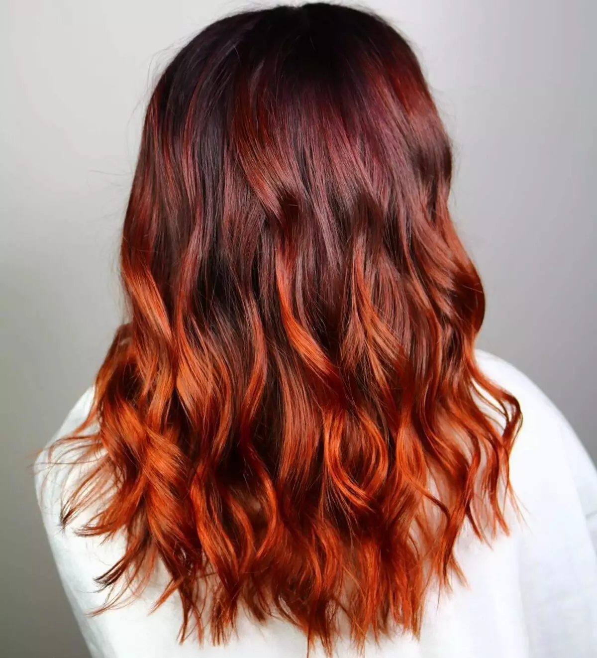 赤い髪の上の背景（49枚の写真）：中の長さの染色、短くて長い髪の女の子のためのオプション、色合いの選択 24107_24