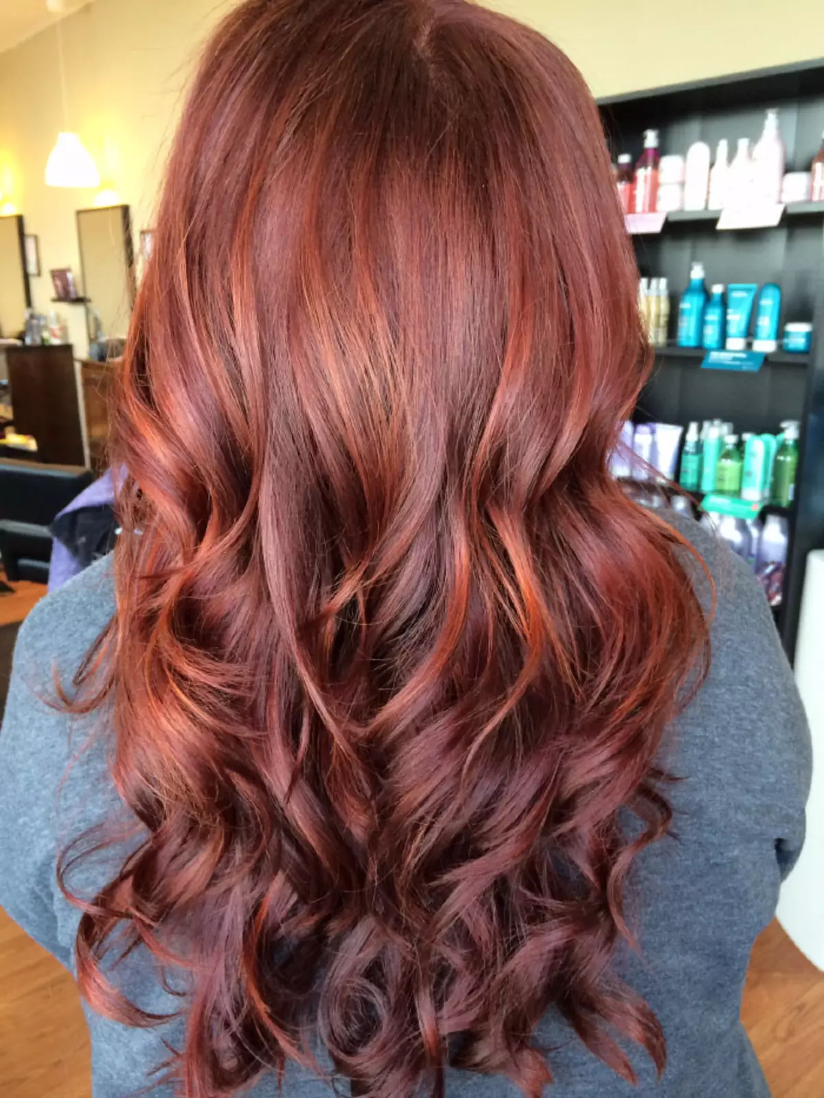 赤い髪の上の背景（49枚の写真）：中の長さの染色、短くて長い髪の女の子のためのオプション、色合いの選択 24107_27