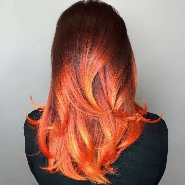 Ballow på rødt hår (49 billeder): farvning hår af mellemlang længde, muligheder for piger med kort og langt hår, valg af nuancer 24107_28