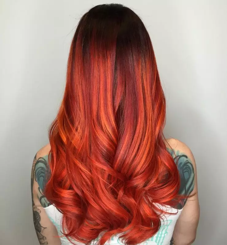 赤い髪の上の背景（49枚の写真）：中の長さの染色、短くて長い髪の女の子のためのオプション、色合いの選択 24107_29