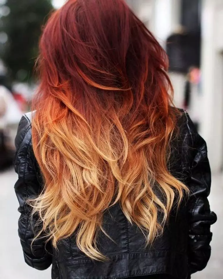 赤い髪の上の背景（49枚の写真）：中の長さの染色、短くて長い髪の女の子のためのオプション、色合いの選択 24107_30