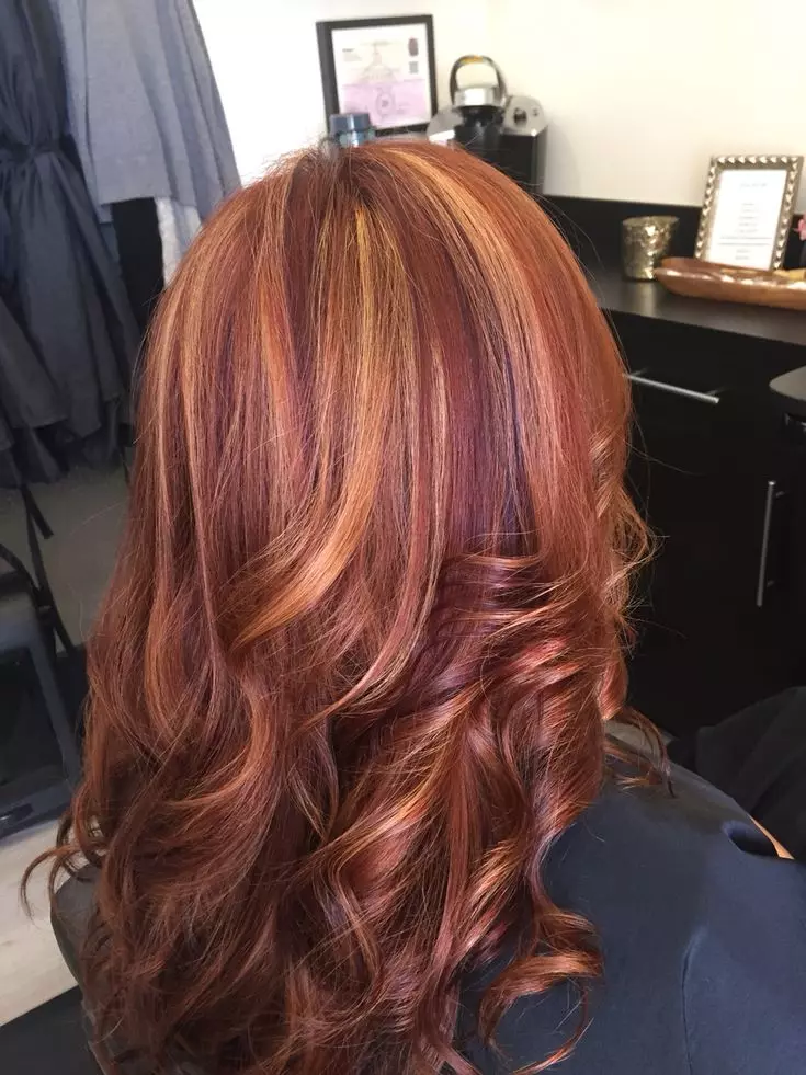 Ballow trên tóc đỏ (49 ảnh): nhuộm tóc dài trung bình, tùy chọn cho các cô gái với mái tóc ngắn và dài, lựa chọn sắc thái 24107_31
