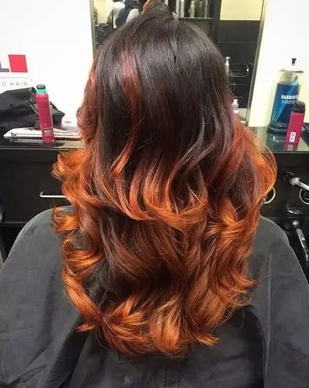 Ballow on Red Hair (49 รูป): การย้อมสีผมของความยาวปานกลางตัวเลือกสำหรับเด็กผู้หญิงที่มีผมสั้นและยาวการเลือกเฉดสี 24107_33
