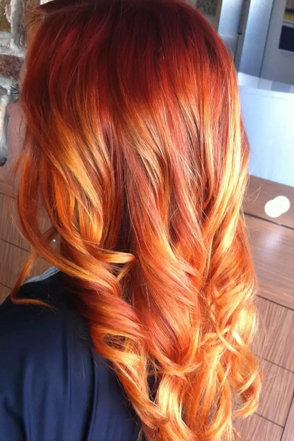 赤い髪の上の背景（49枚の写真）：中の長さの染色、短くて長い髪の女の子のためのオプション、色合いの選択 24107_45