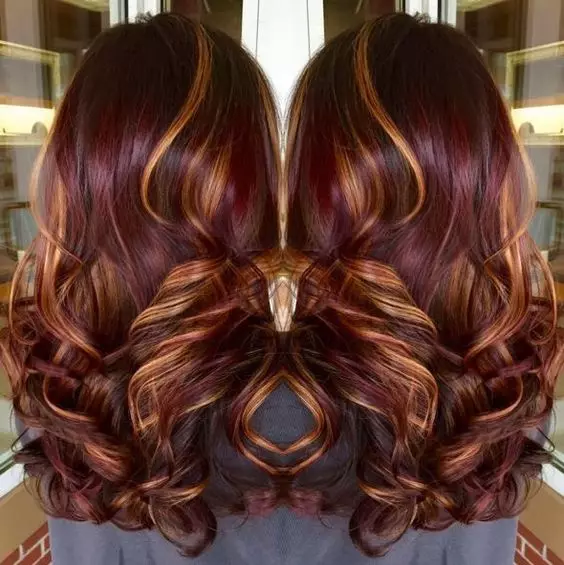 Ballow بر روی موهای قرمز (49 عکس): رنگ مو از طول متوسط، گزینه های دختران با موهای کوتاه و بلند، انتخاب سایه ها 24107_48