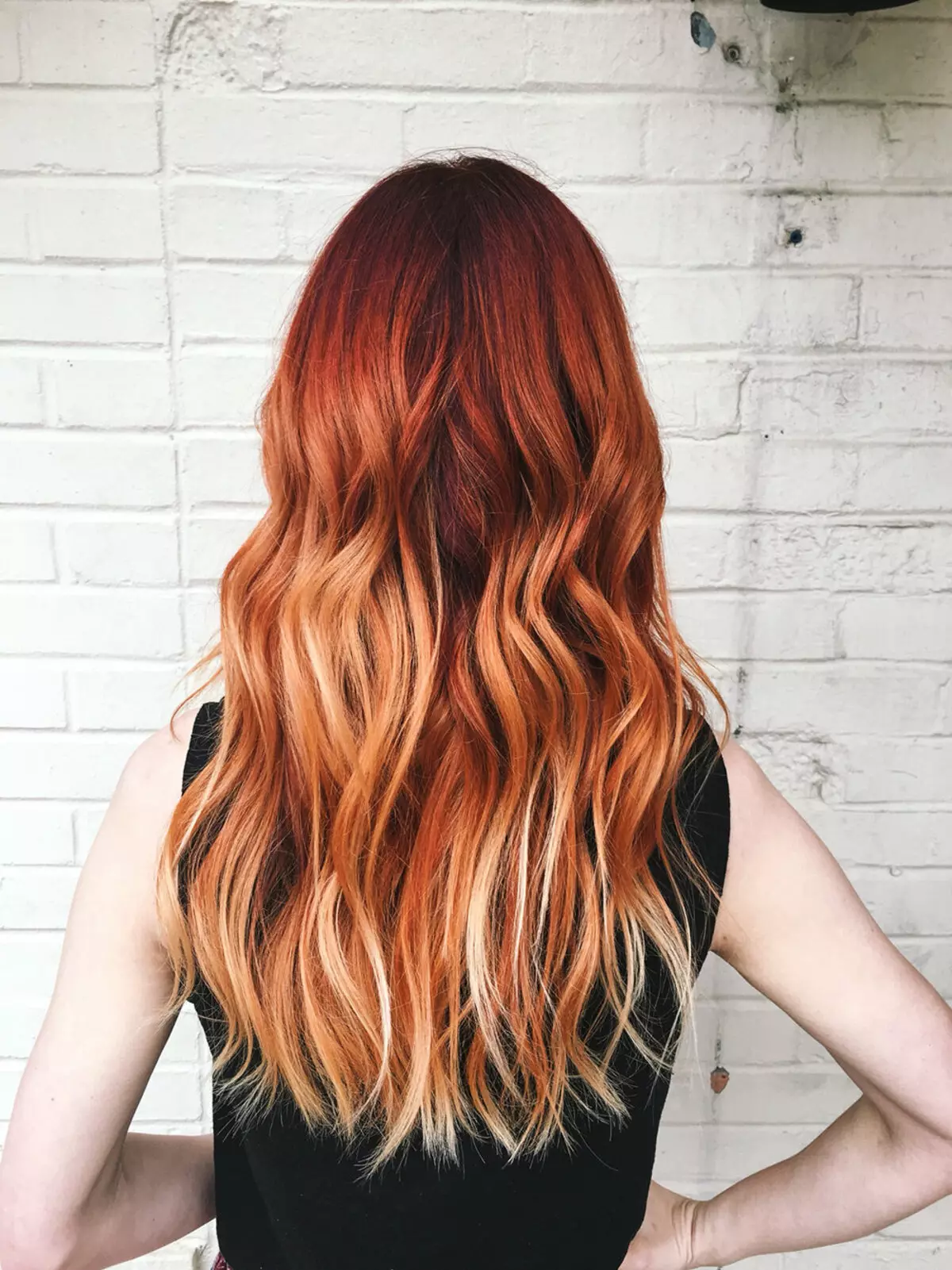Redhead Shatus (36 gambar): pencelupan rambut gelap dan berambut panjang panjang dalam warna merah, lukisan pendek dan panjang helai warna merah. Adakah mungkin untuk melukis henna? 24114_25
