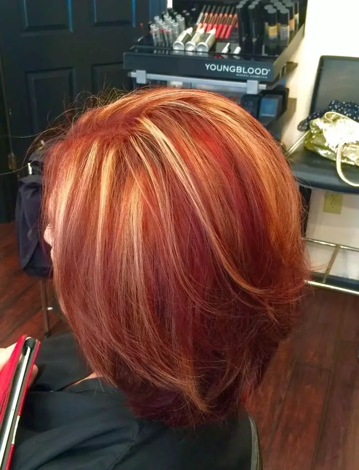 Redhead Shatus (36 kuvaa): Dark- ja vaaleat hiukset keskipituudesta punaisissa sävyissä, maalaus lyhyt ja pitkä säikeet punainen väri. Onko mahdollista maalata henna? 24114_26
