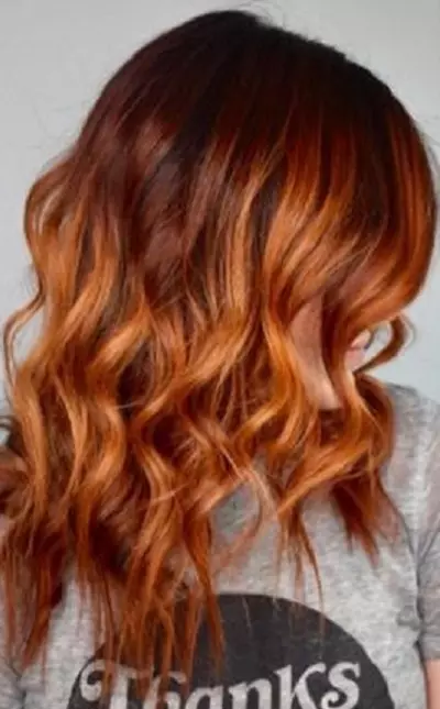 Kızıl saçlı Shatus (36 fotoğraf): Kırmızı tonlarda orta uzunlukta karanlık ve sarı saçlı saç boyama, kısa ve uzun iplikçikler kırmızı renk boyama. Kına boyamak mümkün mü? 24114_3