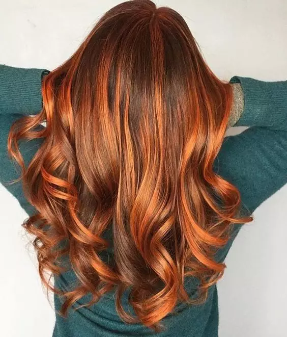 Kızıl saçlı Shatus (36 fotoğraf): Kırmızı tonlarda orta uzunlukta karanlık ve sarı saçlı saç boyama, kısa ve uzun iplikçikler kırmızı renk boyama. Kına boyamak mümkün mü? 24114_8