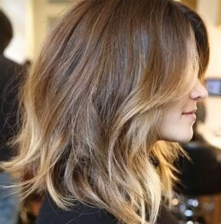 Shutush on dark hair (51 photos): Step-by-step technique of coloring short and long hair at home, is it brunette with a red sludge? 24118_22