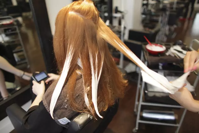 Tècnica de tinció de shatus (39 fotos): Com fer tinció de cabells a casa pas a pas? Esquema per al seu compliment de la casa 24122_32