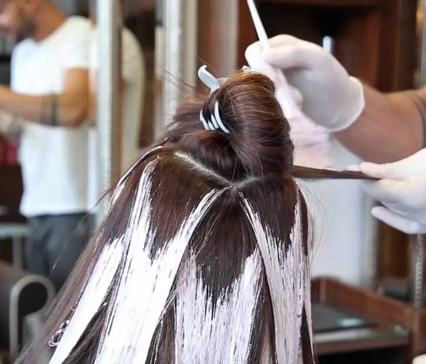 Shatush na tamnu kosu dužine srednje (40 fotografije) bojenja frizure sa šiškama i bez toga, izbor boja 24124_11