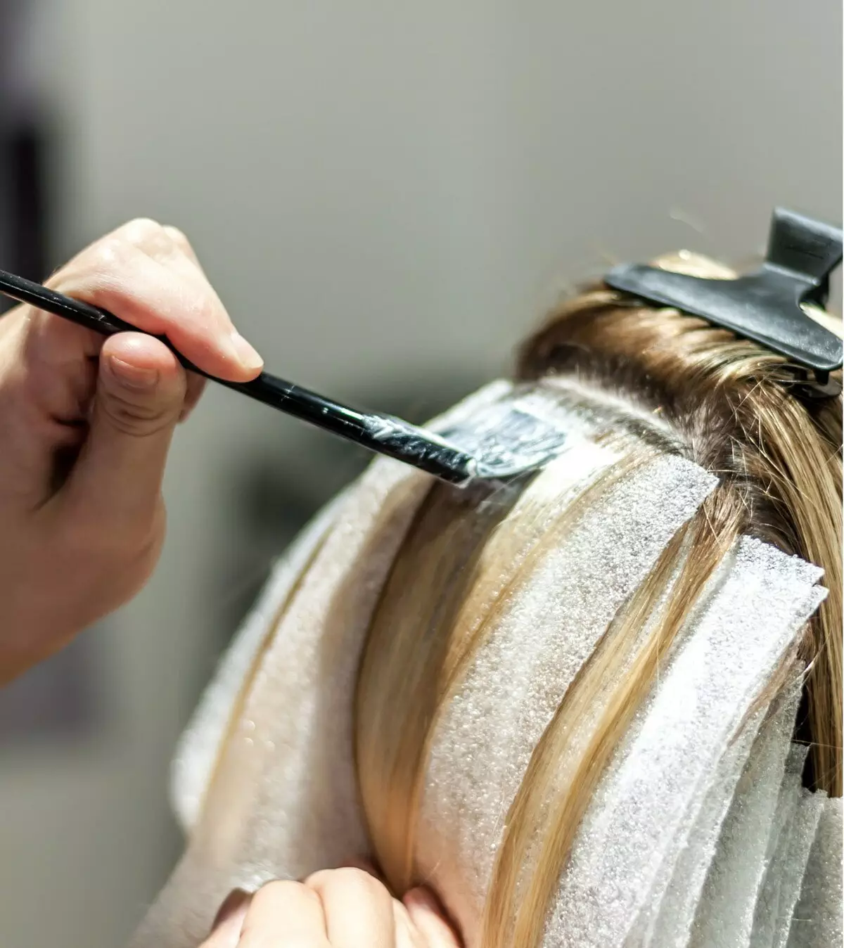 Shatush na tamnu kosu dužine srednje (40 fotografije) bojenja frizure sa šiškama i bez toga, izbor boja 24124_23