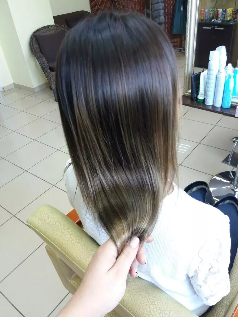 Shatus en el pelo oscuro de longitud media (40 fotos): tinción de cortes de pelo con flequillos y sin ella, elección de la sombra 24124_5