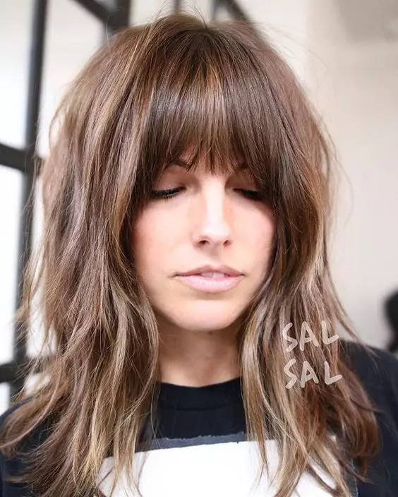 Shatus with bangs (28 photos): dyeing dark and bright short and long hair. How to paint the hair of medium length? 24125_3