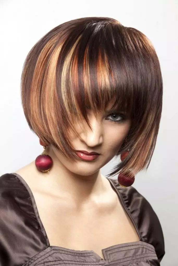Колорування на коротке волосся (69 фото): красиве колорирование, що додає об'єм, для дуже коротких стрижок, колорування для кучерявого волосся 24129_17
