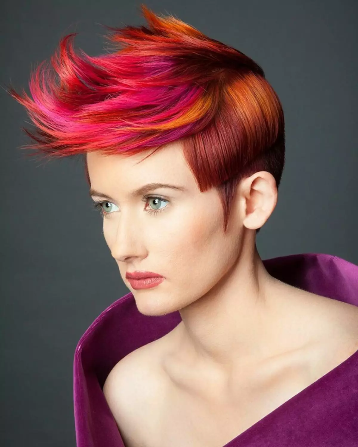 Боење за кратка коса (69 фотографии): Прекрасна боење, давајќи ја волуменот, за многу кратки фризури, боење за кадрава коса 24129_39
