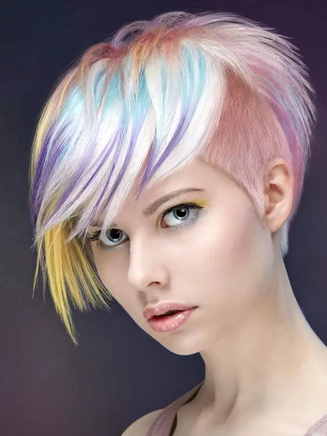 Farve til kort hår (69 billeder): Smuk farve, giver volumen, til meget korte hårklipp, farvning til krøllet hår 24129_55