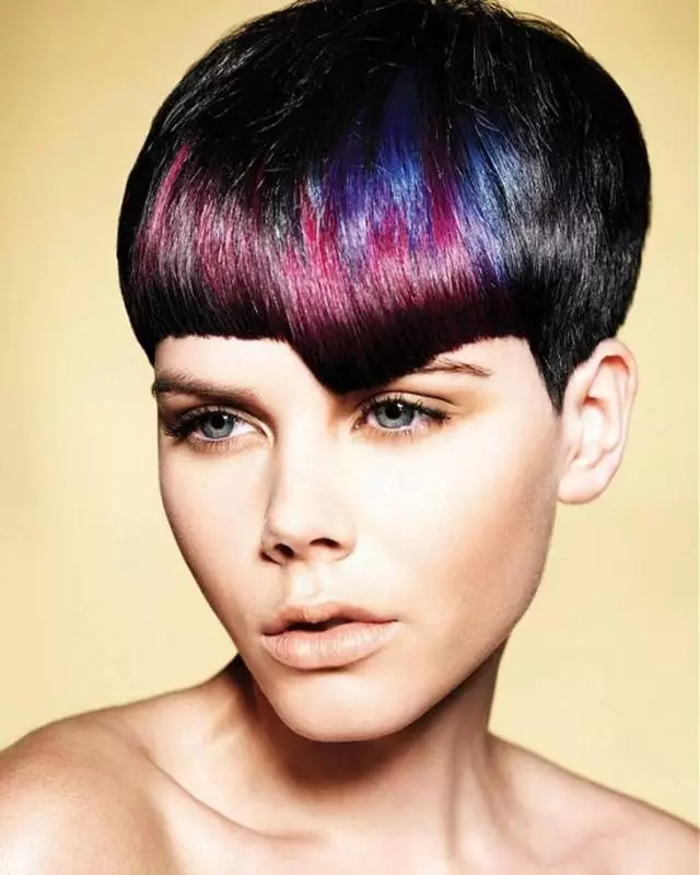 Väritys lyhyille hiuksille (69 valokuvaa): Kaunis väritys, antamalla äänenvoimakkuutta, hyvin lyhyillä hiustenleikkeille, väritys kiharat hiukset 24129_58