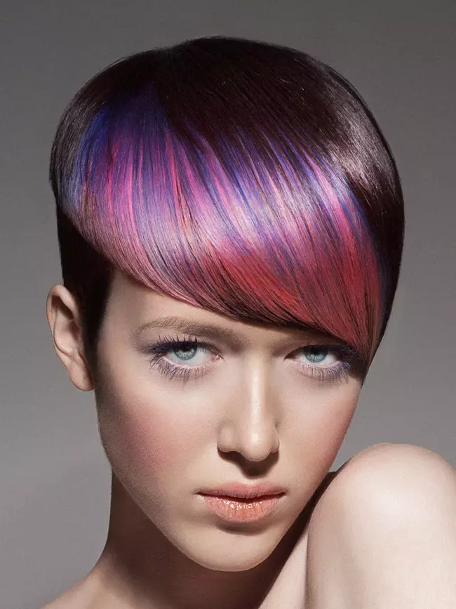 착색 및 타이밍 (45 장의 사진) : 펠팅은 어떻게 색칠과 다른가? 어두운 머리카락에 어떤 염색법이 더 적합합니까? 24130_25
