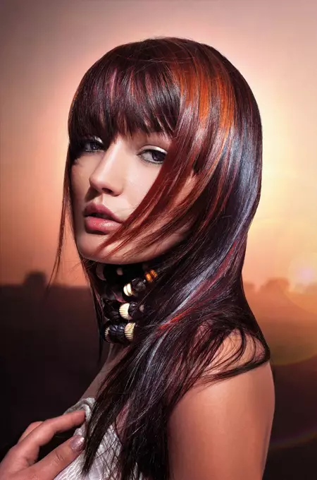 Ngjyrosje në flokë të errët (79 foto): flokët e ngjyrosur me gjatësi të mesme. Si për të bërë ngjyrosje flokët e shkurtër dhe të gjatë në shtëpi? 24134_11