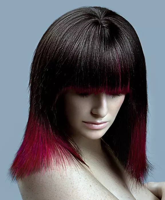Ngjyrosje në flokë të errët (79 foto): flokët e ngjyrosur me gjatësi të mesme. Si për të bërë ngjyrosje flokët e shkurtër dhe të gjatë në shtëpi? 24134_51