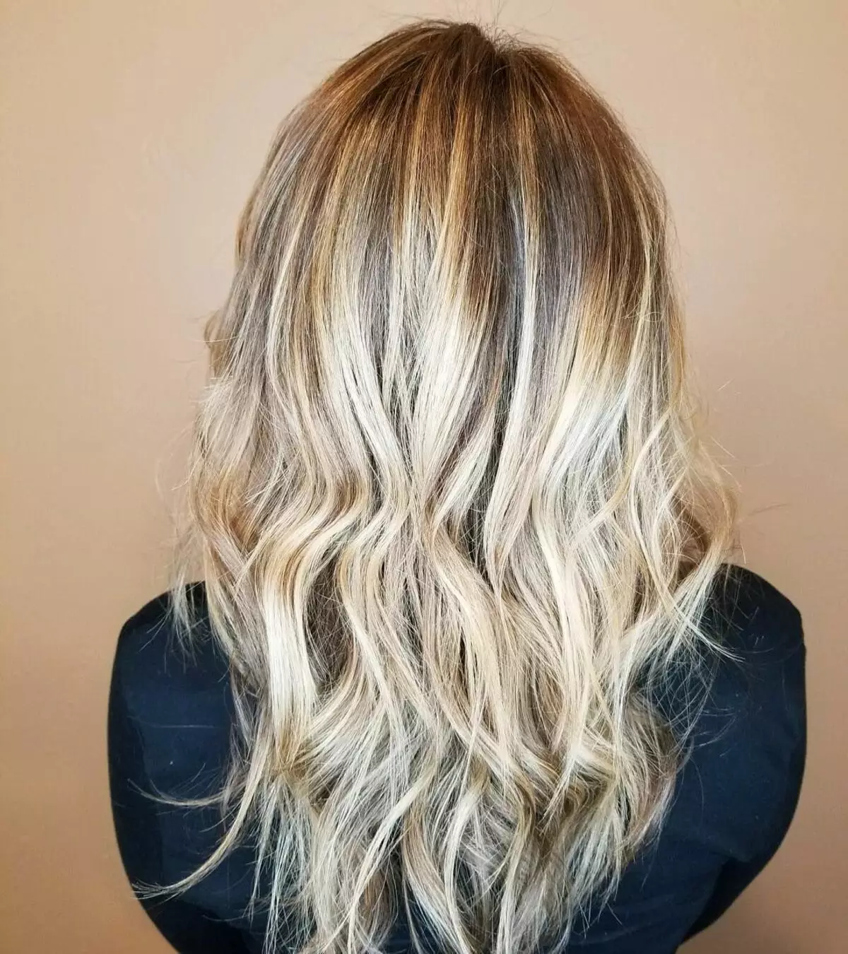 Barvanje las na blond lase (70 fotografij): barvanje na prasih srednje dolžine, kratke in dolge lase. Kateri odtenki izberejo lahke in temne blond lase? 24137_16