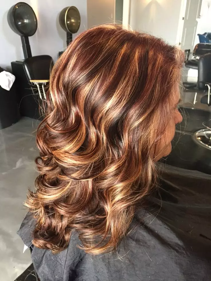 سنہرے بالوں والی بال پر بالوں کا رنگ (70 فوٹو): درمیانے درجے کی لمبائی، مختصر اور لمبے بال کے کناروں پر رنگنے. روشنی اور سیاہ سنہرے بالوں والی بال کے لئے کون سا رنگ منتخب کرنے کے لئے؟ 24137_55
