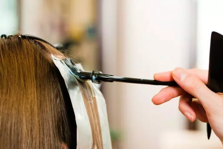Pewarnaan rambut pada rambut pirang (70 foto): Mewarnai helai panjang menengah, rambut pendek dan panjang. Apa nuansa untuk memilih untuk rambut pirang terang dan gelap? 24137_60