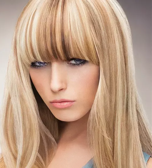 Farve på blond hår (52 billeder): Farve kort og langt hår med mørke tråde. Vælg nuancer. Mellemlængde hårmaleri 24139_10
