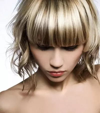 Farve på blond hår (52 billeder): Farve kort og langt hår med mørke tråde. Vælg nuancer. Mellemlængde hårmaleri 24139_25